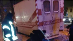На Волині визволяли автомобіль «швидкої» та вантажівку, які загрузли на дорозі (фото)