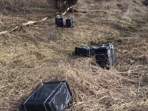 На гумовому човні через Західний Буг намагалися перевезти 24 ящиків курива (фото)