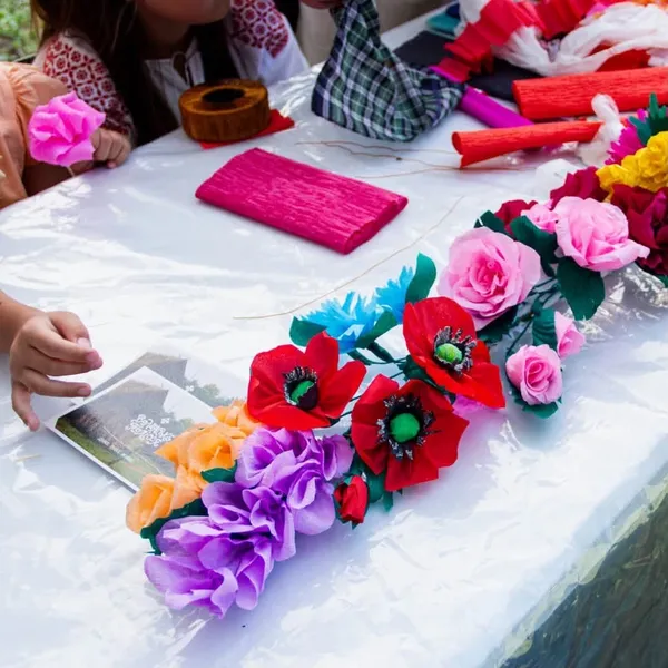 🌸 До 300 паперових квітів на коровай: на Волині зберігають унікальну весільну традицію