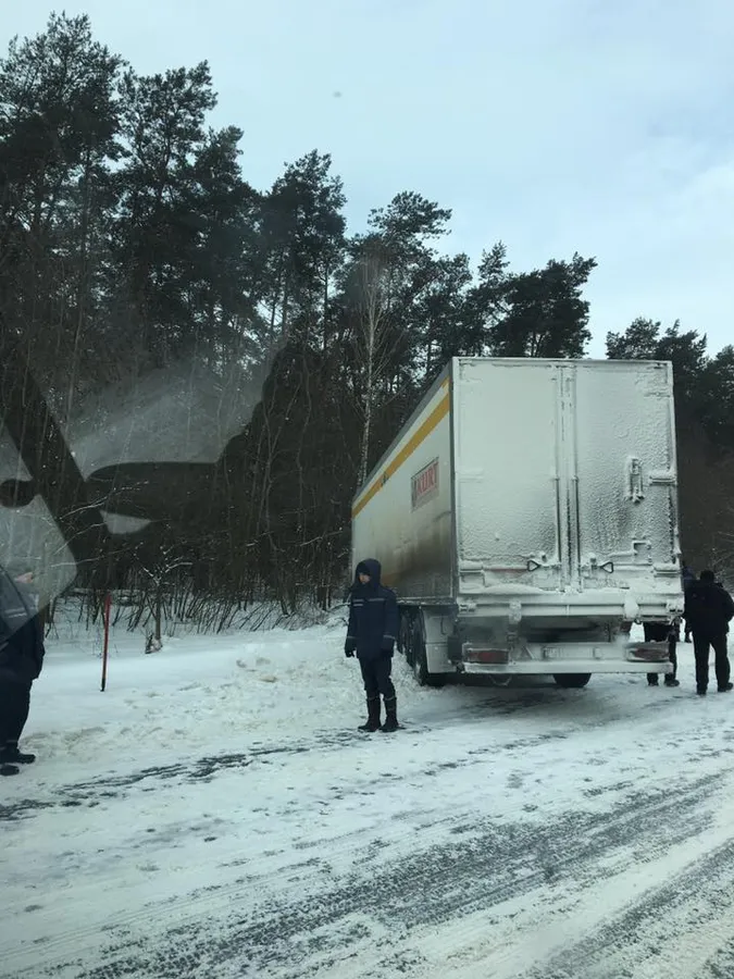 На Волині з траси злетіла фура
