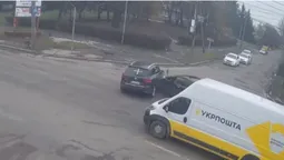 Видно, хто винен: на камери потрапив момент зіткнення двох автомобілів на перехресті в Луцьку (відео)