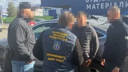 Брав $1000 за пропуск товарів без огляду: на Волині викрили митника на хабарі (фото)