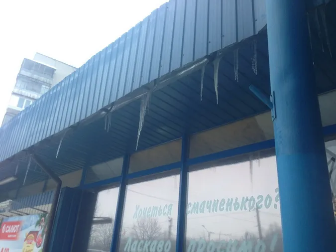 У Луцьку муніципали змусили підприємців розчистити вулиці і збити бурульки