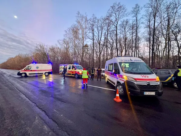 Водій загинув: у Луцькому районі мікроавтобус з людьми злетів у кювет