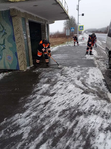 Працюють 24/7: на Волині дорожники борються з наслідками негоди (фото)