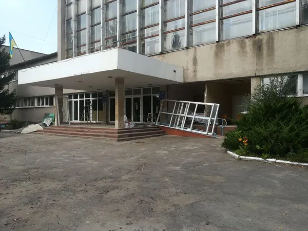Так виглядав вхід до школи ще кілька місяців тому