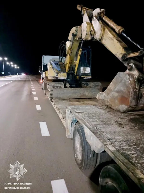 У Луцьку оштрафували водія, який віз на причепі екскаватор (фото)