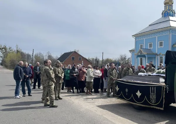 Помер у лікарні на Великдень: на Волині провели в останню дорогу захисника Сергія Власюка (фото)