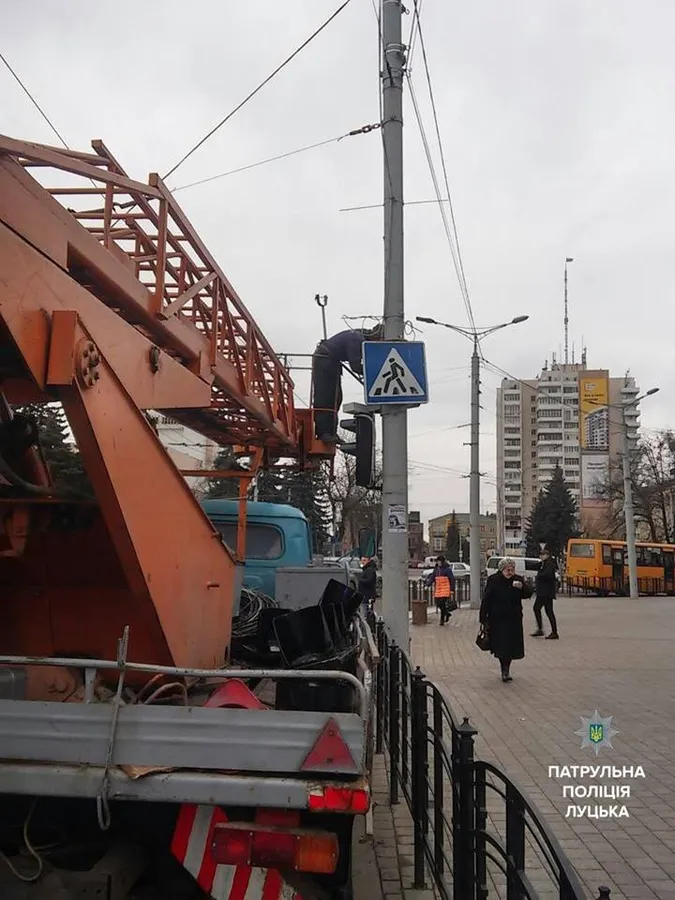 У центрі Луцька вантажівка збила світлофор