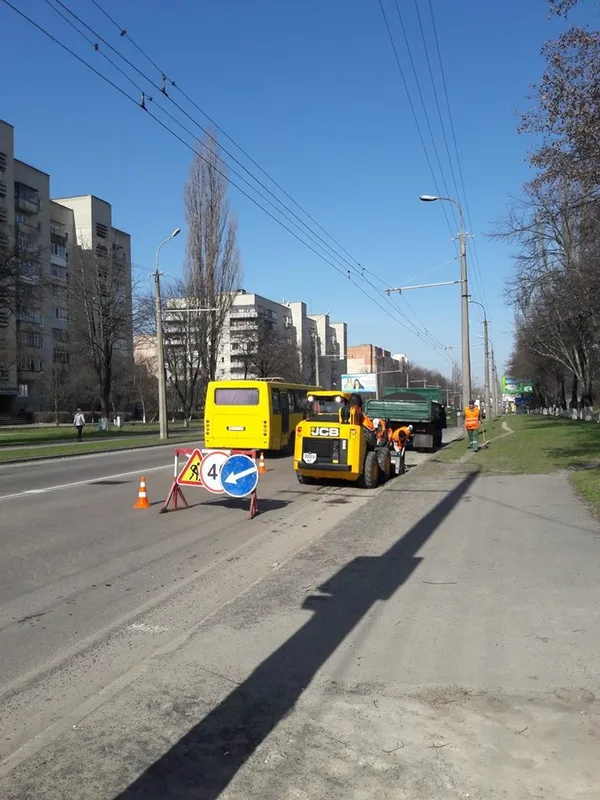 На луцьких вулицях почали латати ями (фото) 