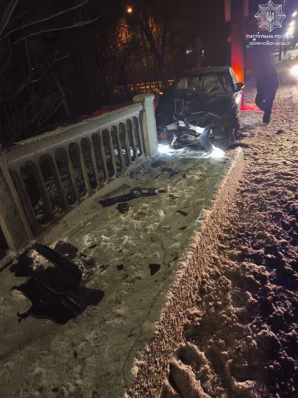 Влетів у бетонну огорожу: у Луцьку п'яний водій на BMW вчинив нічну ДТП (фото)