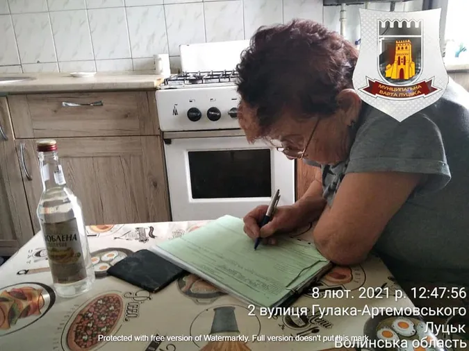 Муніципали знайшли, де у Луцьку можна придбати дешеву горілку (фото)