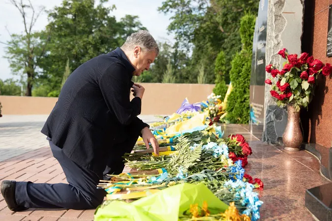 Петро Порошенко побував на Донбасі – привіз на передову обладнання та вшанував українських героїв (фото)