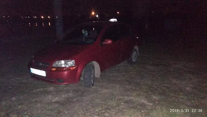 Паркувалися на тротуарах і зелених зонах: у Луцьку покарали «автохамів» (фото)