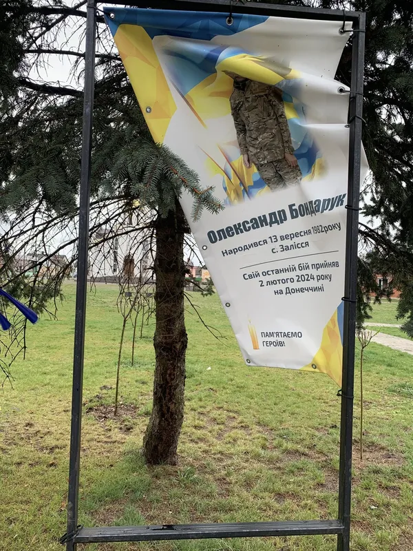 На Волині шквальний вітер понівечив портрети, розкидав лампадки та квіти на Алеї Героїв (фото)
