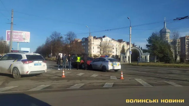 Їхали на виклик, а їх не пропустили: у Луцьку патрульні потрапили в аварію (фото)