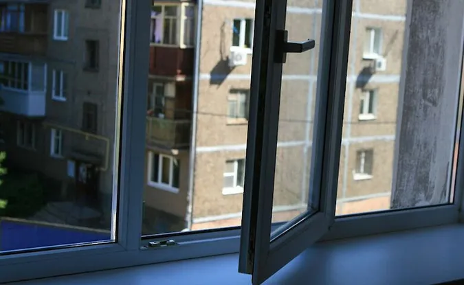 Із ковельської багатоповерхівки випав чоловік