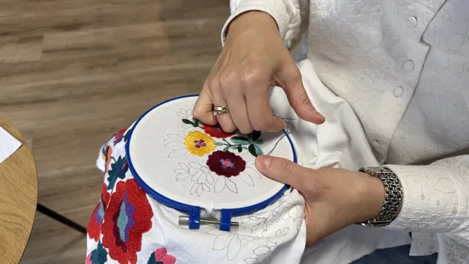 Волинянка вишила сорочку бабусі, у якій її похоронили (відео)