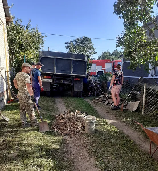 Завали розбирали всім селом: показали руйнування після збиття БПЛА на Волині