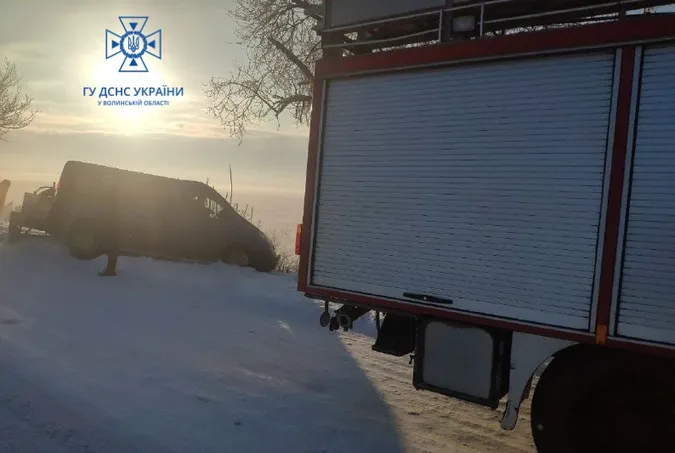 На Волині бус злетів у кювет – витягнули рятувальники (фото)