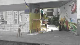 У Луцьку "утеплили" дівчину в віночку 
