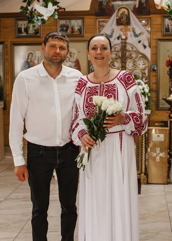 💖💒 Луцька громадська діячка повінчалася з коханим-військовим (фото)