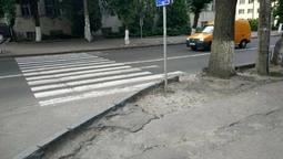 Лучани скаржаться на аварійні  тротуари в центрі міста (фото)