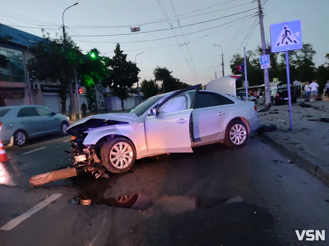 Автівки вщент: біля Старого ринку у Луцьку «влупилися» Audi та Volkswagen (фото)