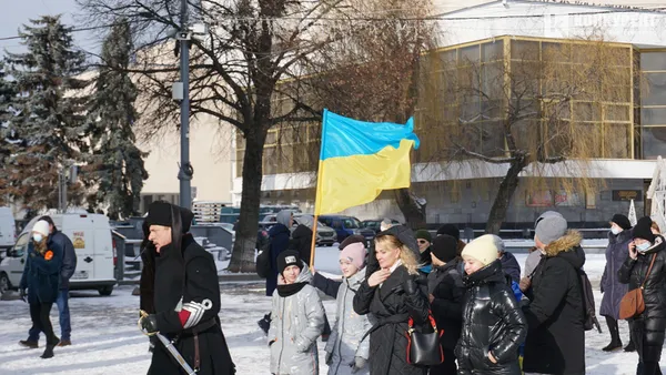 Свято єднання: у Луцьку розгорнули довжелезний стяг у День Соборності (фото, відео)