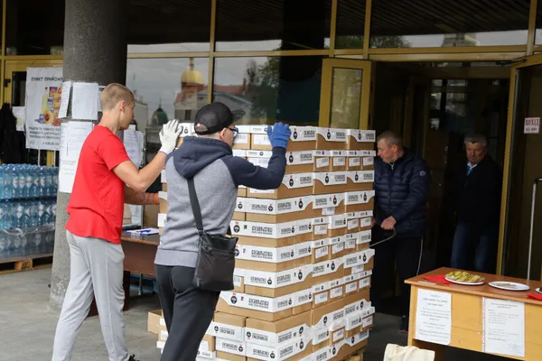 Вода і галети: у Луцьк доставили 40 тонн допомоги з Норвегії (фото)