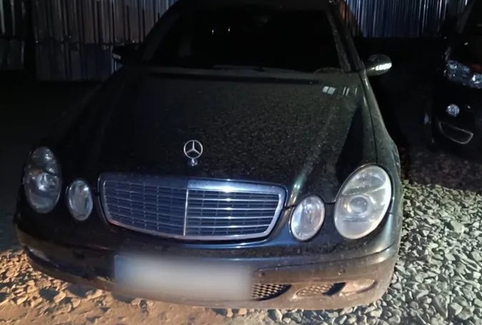 У Луцьку пʼяний «шумахер» розтрощив чужу автівку й втік (фото)