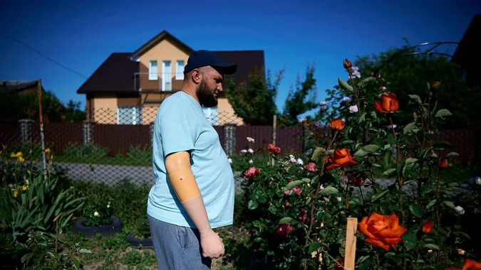 Ветеран з Підгайців, який втратив на війні дружину, вирощує троянди у пам'ять про неї (фото)