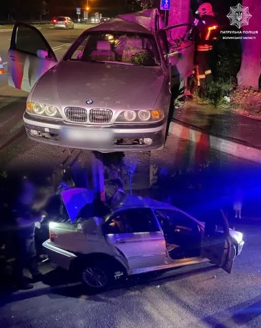 Нічна ДТП на Соборності у Луцьку: 21-річна водійка BMW на швидкості в’їхала в електроопору (фото)