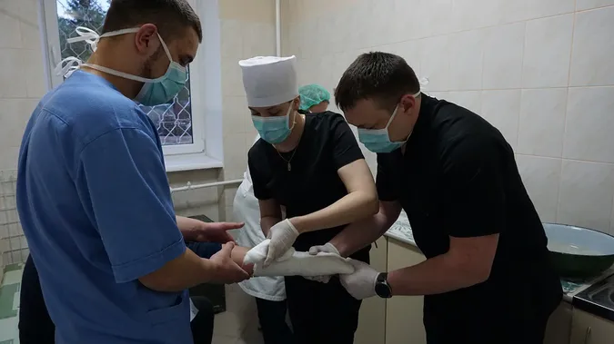 Поламані, покусані і п'яні: як минули вихідні у луцькому травмпункті