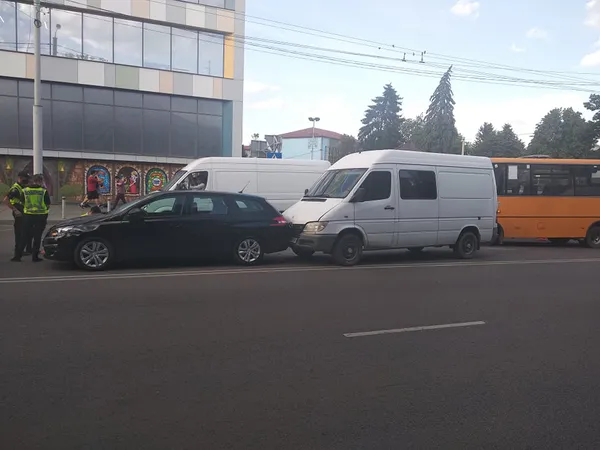 У Луцьку біля «Променя» – аварія за участю маршрутки (фото, оновлено)