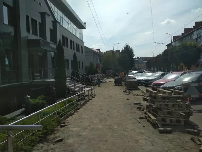 У департаменті ЖКГ пояснили, чому міняють бруківку на вулиці Винниченка