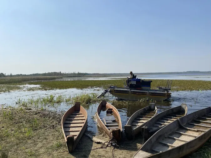 Для купання та риболовлі: на Волині машина-амфібія чистила озеро (фото)