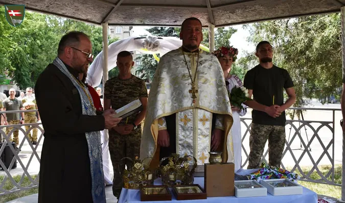 На Донеччині у волинській бригаді відгуляли подвійне весілля (фото)