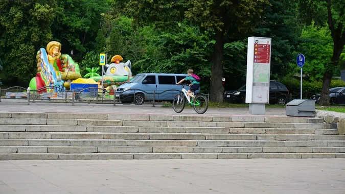 Заквітчаний луцький парк перед грозою (фото)