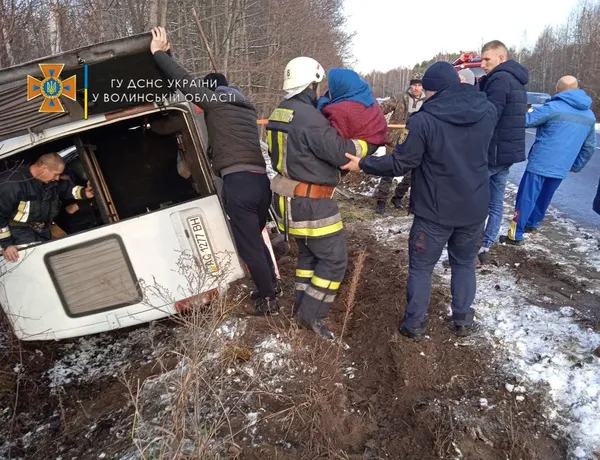На Волині рятувальники витягнули з перевернутого буса двох жінок (фото, відео)