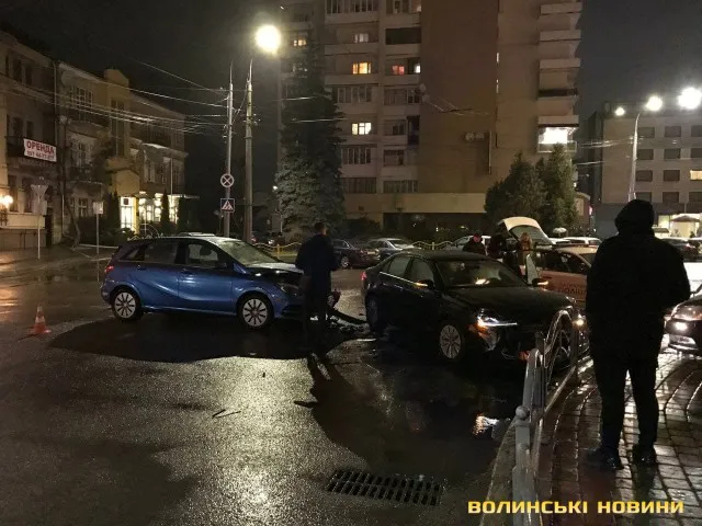 Аварія у центрі Луцька: одна з автівок «поцілувала» огорожу (фото, відео)