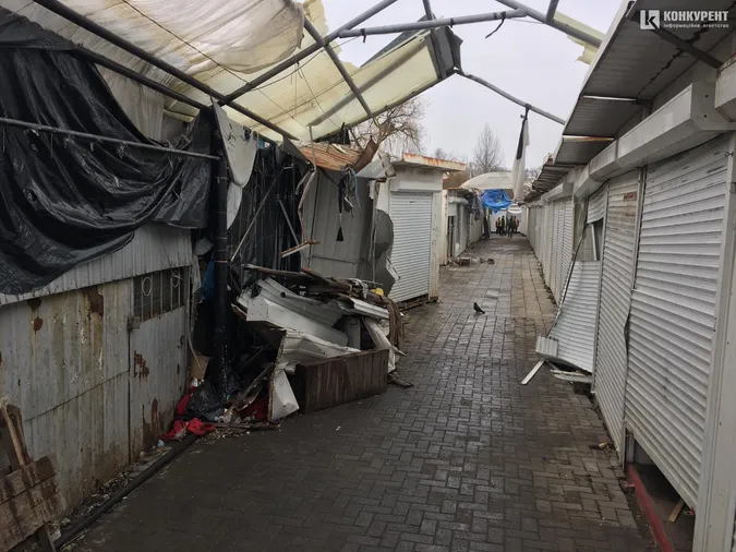 «Не ламайте, заберу»: на Старому ринку тривають демонтажі (фото)
