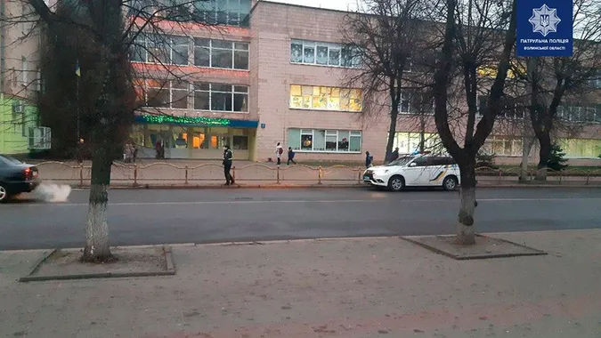 Біля 4-ї гімназії у Луцьку наводять лад з паркуванням авто (фото)