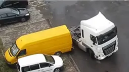 Не вписався: у Луцьку тягач відірвав бампер бусу на парковці (відео)