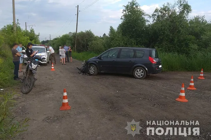 У Ковелі 16-річний мотоцикліст врізався в Renault (фото)