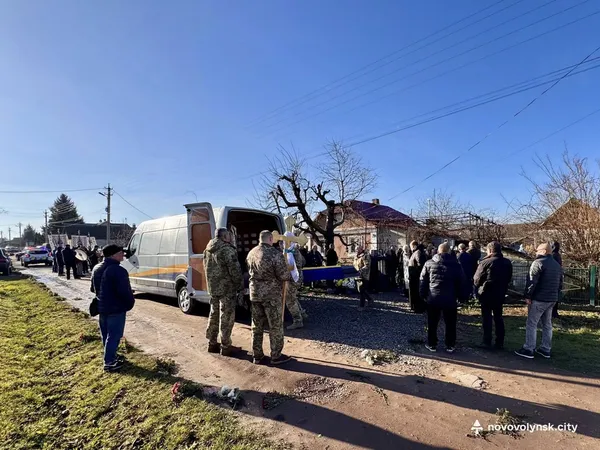Нововолинська громада провела в останню путь воїна Олександра Білецького (фото)