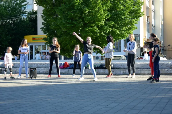 У центрі Луцька дівчата танцювали запальні танці (фото)