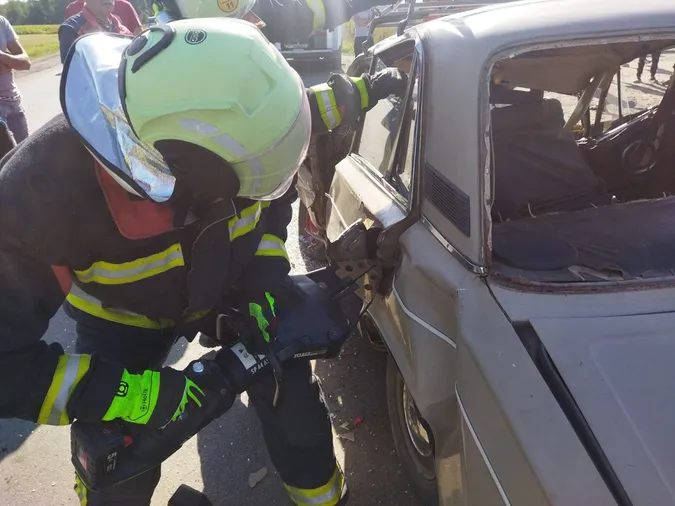 Водія затисло в авто: повідомили деталі смертельної аварії на Волині (фото)
