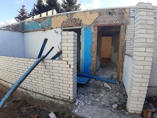 На Волині монахи розвалили будинок лікаря: кажуть, земля – їхня