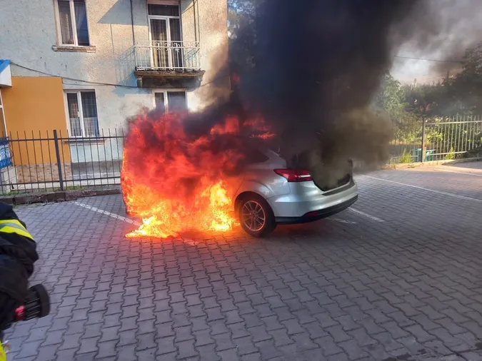 Полум'я охопило всю автівку: у Луцьку серед дня зайнялась машина (фото)